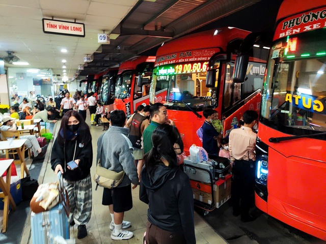 Xuy&ecirc;n đ&ecirc;m ở bến xe miền T&acirc;y chờ xe về qu&ecirc; nghỉ tết - Ảnh 5.