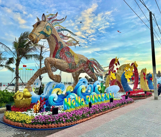 Độc lạ linh vật ngựa bằng m&acirc;y tre ở v&ugrave;ng biển Đất Đỏ - Ảnh 7.