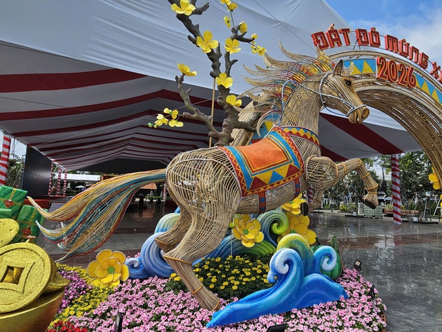 Độc lạ linh vật ngựa bằng m&acirc;y tre ở v&ugrave;ng biển Đất Đỏ - Ảnh 1.