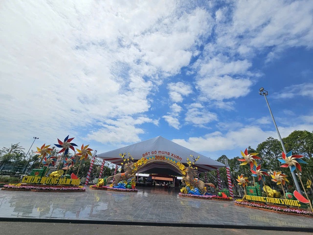 Độc lạ linh vật ngựa bằng m&acirc;y tre ở v&ugrave;ng biển Đất Đỏ - Ảnh 2.