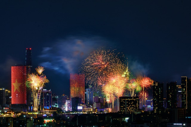 Hướng dẫn chụp ph&aacute;o hoa đ&ecirc;m giao thừa bằng m&aacute;y ảnh v&agrave; điện thoại - Ảnh 2.