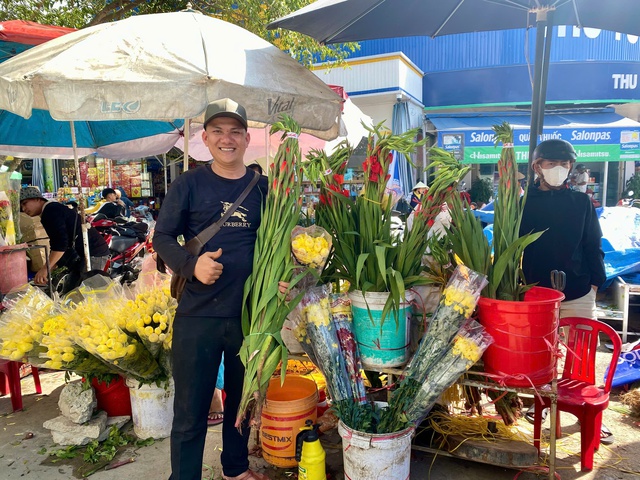 Chợ hoa ng&agrave;y 28 tết: nơi tấp nập người mua, chỗ đ&igrave;u hiu ng&oacute;ng kh&aacute;ch- Ảnh 9.