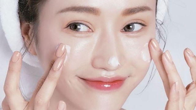 Đi chơi tết li&ecirc;n tục m&agrave; da vẫn căng mịn, trắng hồng: B&iacute; quyết skincare gọn nhẹ- Ảnh 2.