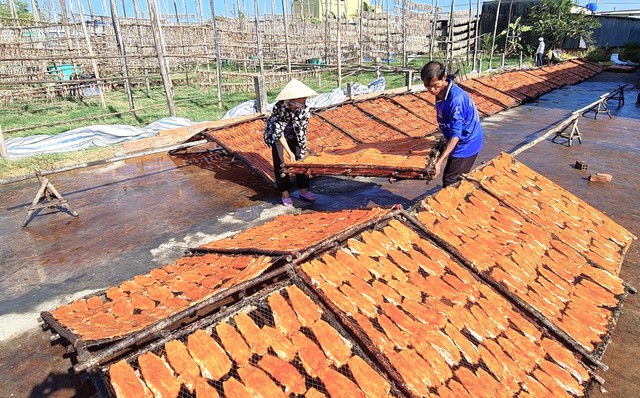 Ngày cuối năm tàu cá Cái Đôi Vàm rời bến mang tết ra biển - Ảnh 2.