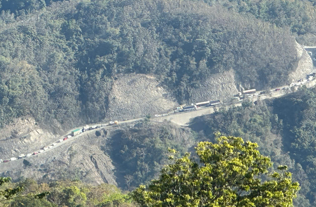 Quốc lộ 28B kẹt xe nghi&ecirc;m trọng nối Mũi N&eacute; - Đ&agrave; Lạt Trong dịp tết 2026 - Ảnh 1.