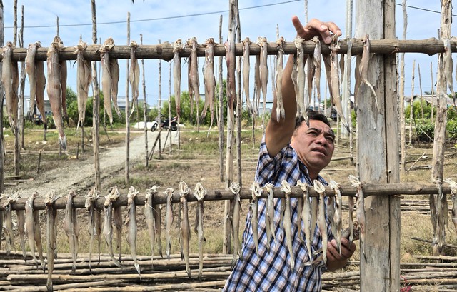Ngày cuối năm tàu cá Cái Đôi Vàm rời bến mang tết ra biển - Ảnh 3.