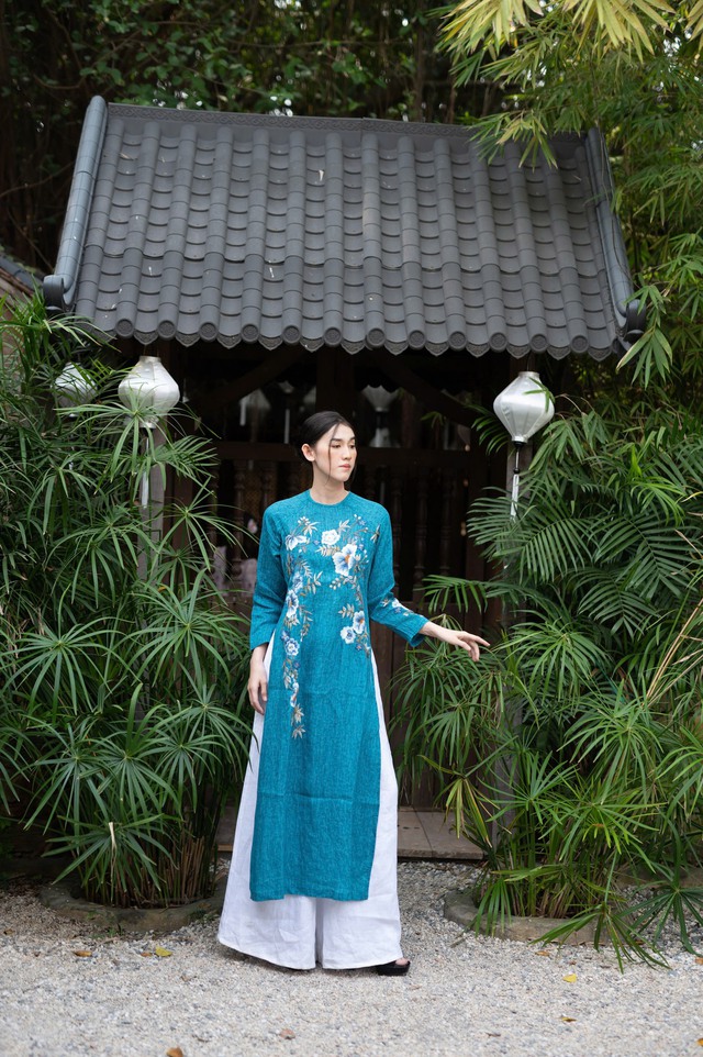Áo dài thêu tay duyên dáng cùng áo dài lụa cho mùa tết cổ truyền- Ảnh 5.