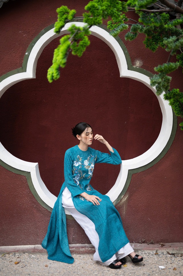 Áo dài thêu tay duyên dáng cùng áo dài lụa cho mùa tết cổ truyền- Ảnh 2.
