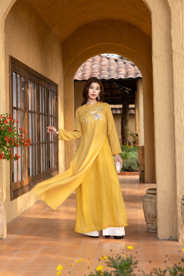 Áo dài thêu tay duyên dáng cùng áo dài lụa cho mùa tết cổ truyền- Ảnh 7.