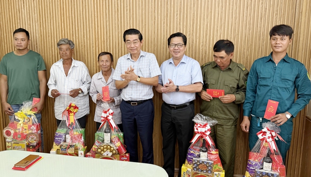 Phó trưởng Ban Nội chính T.Ư Võ Văn Dũng tặng quà Tết tại Cà Mau - Ảnh 2.