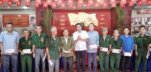 Phó trưởng Ban Nội chính T.Ư Võ Văn Dũng tặng quà Tết tại Cà Mau - Ảnh 3.