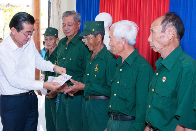 Phó trưởng Ban Nội chính T.Ư Võ Văn Dũng tặng quà Tết tại Cà Mau - Ảnh 4.