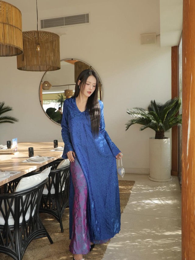 Áo dài xanh dương và khả năng tôn da ấn tượng- Ảnh 11.