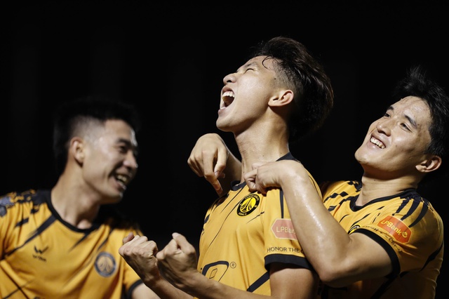 Cầu thủ CLB Thanh Hóa nhận lương sát giờ sang năm mới, tặc lưỡi 'qua tết rồi tính...!'- Ảnh 1. Cầu thủ CLB Thanh Hóa nhận lương sát giờ sang năm mới, tặc lưỡi 'qua tết rồi tính...!'- Ảnh 1.