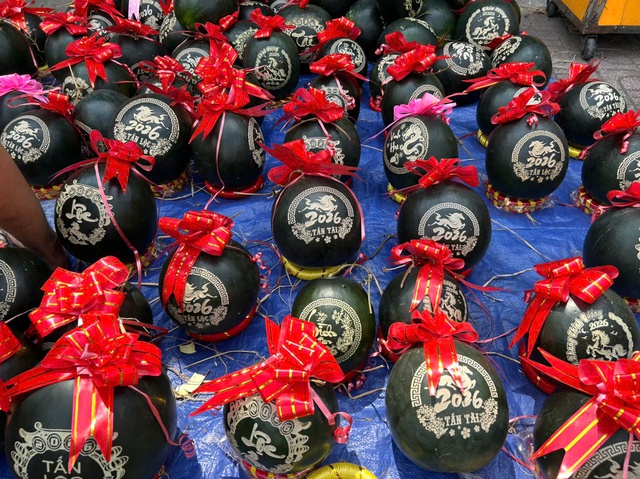 28 tết, dưa hấu chưng b&agrave;n thờ tăng gi&aacute; gấp đ&ocirc;i, gấp ba- Ảnh 1.