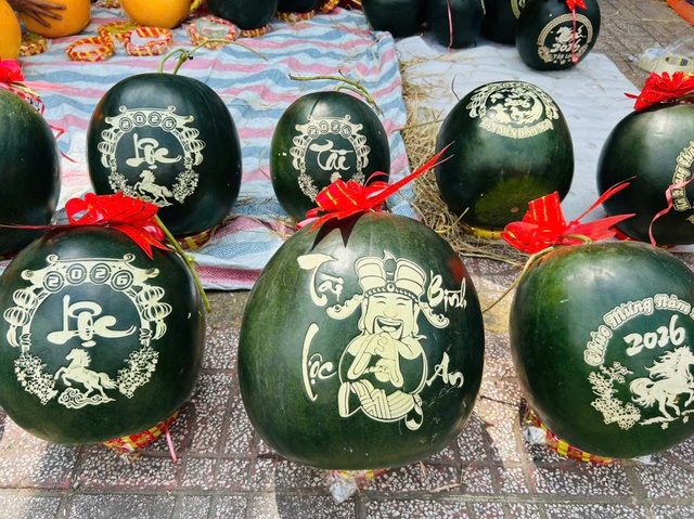 28 tết, dưa hấu chưng b&agrave;n thờ tăng gi&aacute; gấp đ&ocirc;i, gấp ba- Ảnh 2.