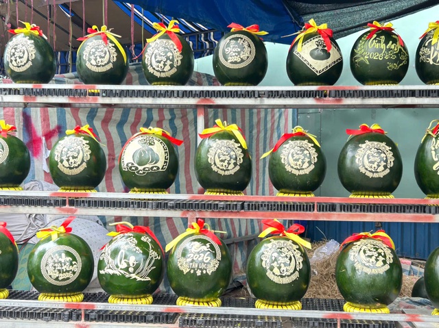 28 tết, dưa hấu chưng b&agrave;n thờ tăng gi&aacute; gấp đ&ocirc;i, gấp ba- Ảnh 3.