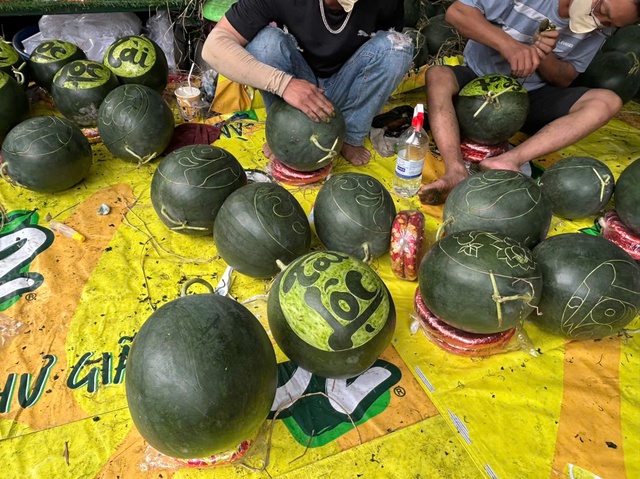 28 tết, dưa hấu chưng b&agrave;n thờ tăng gi&aacute; gấp đ&ocirc;i, gấp ba- Ảnh 5.