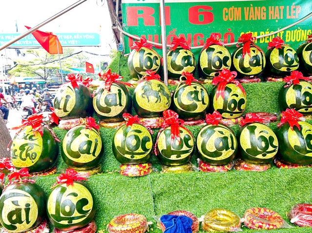 28 tết, dưa hấu chưng b&agrave;n thờ tăng gi&aacute; gấp đ&ocirc;i, gấp ba- Ảnh 4.