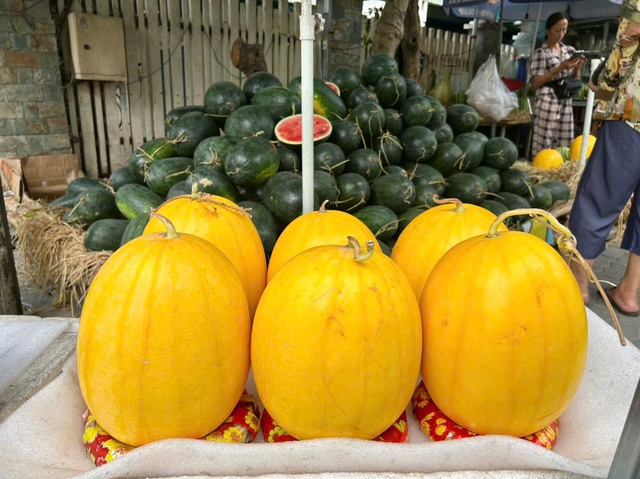 28 tết, dưa hấu chưng b&agrave;n thờ tăng gi&aacute; gấp đ&ocirc;i, gấp ba- Ảnh 8.