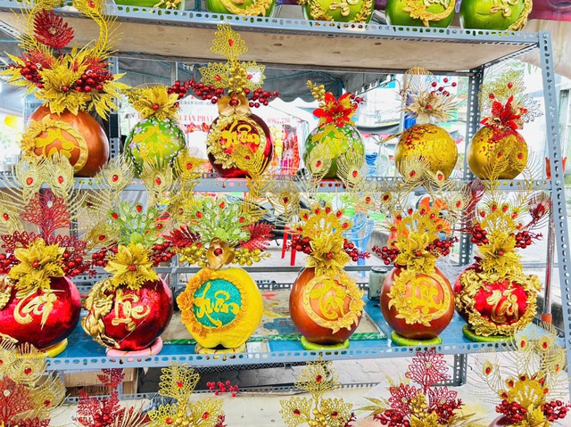 28 tết, dưa hấu chưng b&agrave;n thờ tăng gi&aacute; gấp đ&ocirc;i, gấp ba- Ảnh 9.