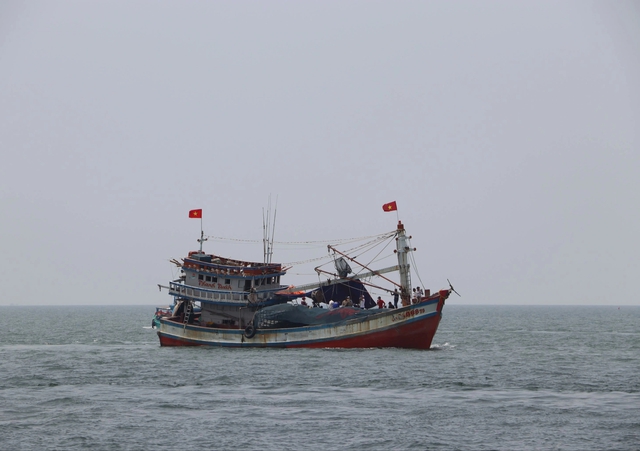 Ngày cuối năm tàu cá Cái Đôi Vàm rời bến mang tết ra biển - Ảnh 1.