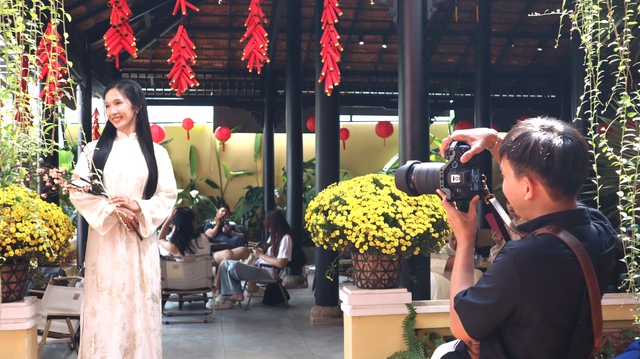 Đ&uacute;t t&uacute;i trăm triệu nhờ dịch vụ chụp ảnh &aacute;o d&agrave;i tết - Ảnh 12.