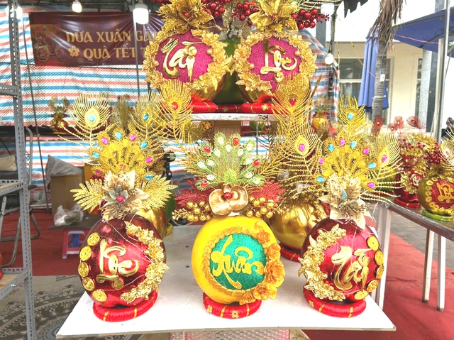 28 tết, dưa hấu chưng b&agrave;n thờ tăng gi&aacute; gấp đ&ocirc;i, gấp ba- Ảnh 10.