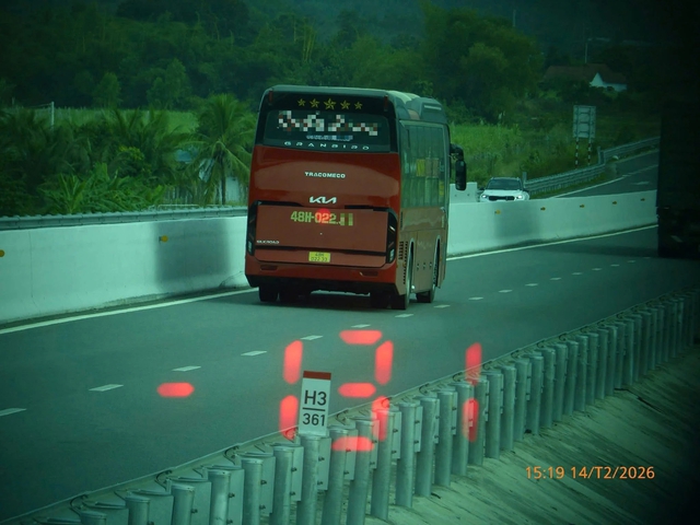 Nhiều xe kh&aacute;ch vi phạm tốc độ tr&ecirc;n cao tốc TP.HCM - V&acirc;n Phong- Ảnh 1.