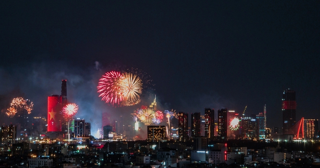 Hướng dẫn chụp ph&aacute;o hoa đ&ecirc;m giao thừa bằng m&aacute;y ảnh v&agrave; điện thoại - Ảnh 3.