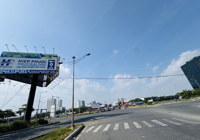 Ng&agrave;y 28 tết, đường phố TP.HCM tho&aacute;ng lạ- Ảnh 8.