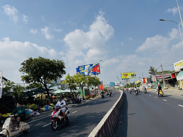 Ng&agrave;y 28 tết, đường phố TP.HCM tho&aacute;ng lạ- Ảnh 9.