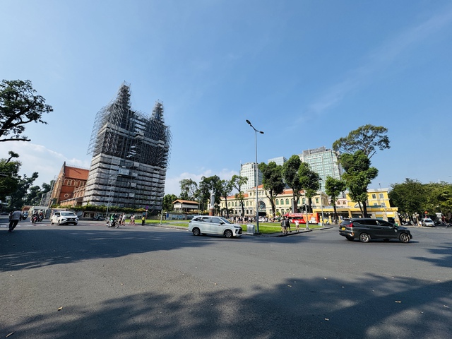 Ng&agrave;y 28 tết, đường phố TP.HCM tho&aacute;ng lạ- Ảnh 2.