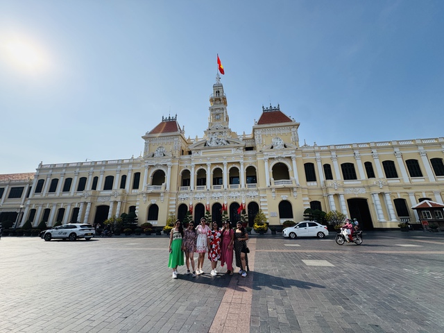 Ng&agrave;y 28 tết, đường phố TP.HCM tho&aacute;ng lạ- Ảnh 3.