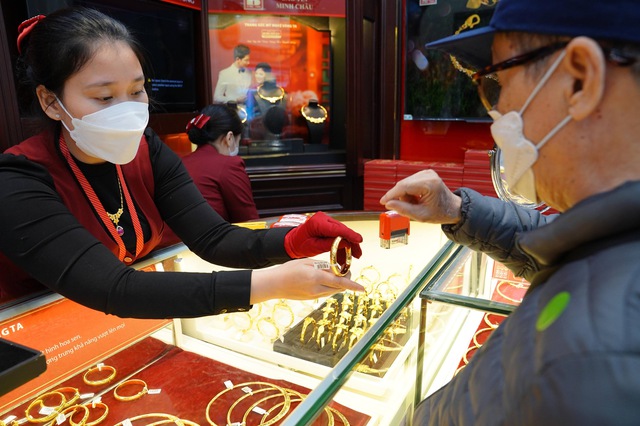 Giá vàng hôm nay 15.2.2026: Tăng gần 2 triệu đồng trong tuần nhưng người mua vẫn lỗ- Ảnh 1. Giá vàng hôm nay 15.2.2026: Tăng gần 2 triệu đồng trong tuần nhưng người mua vẫn lỗ- Ảnh 1.