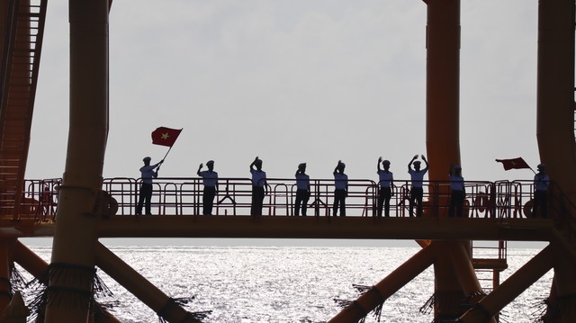 Ch&uacute;c tết qua loa: Cột mốc sống vững v&agrave;ng của người l&iacute;nh biển giữa tr&ugrave;ng khơi - Ảnh 9.