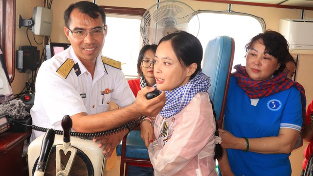 Ch&uacute;c tết qua loa: Cột mốc sống vững v&agrave;ng của người l&iacute;nh biển giữa tr&ugrave;ng khơi - Ảnh 4.