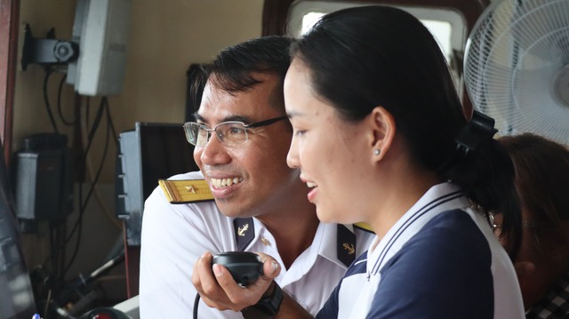 Ch&uacute;c tết qua loa: Cột mốc sống vững v&agrave;ng của người l&iacute;nh biển giữa tr&ugrave;ng khơi - Ảnh 6.