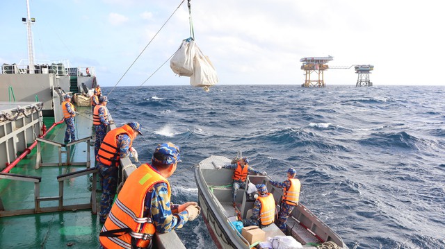 Ch&uacute;c tết qua loa: Cột mốc sống vững v&agrave;ng của người l&iacute;nh biển giữa tr&ugrave;ng khơi - Ảnh 2.