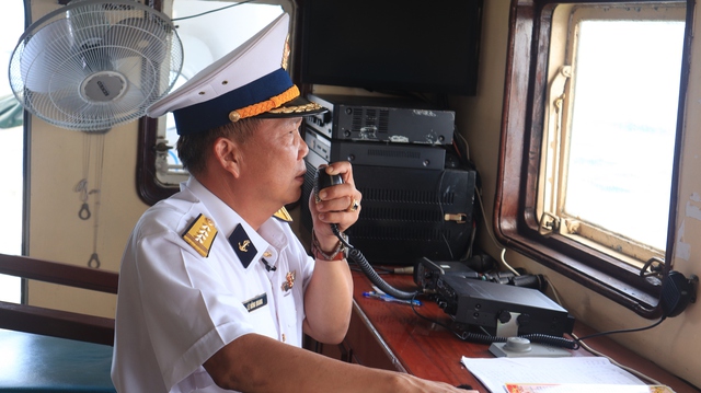 Ch&uacute;c tết qua loa: Cột mốc sống vững v&agrave;ng của người l&iacute;nh biển giữa tr&ugrave;ng khơi - Ảnh 1.