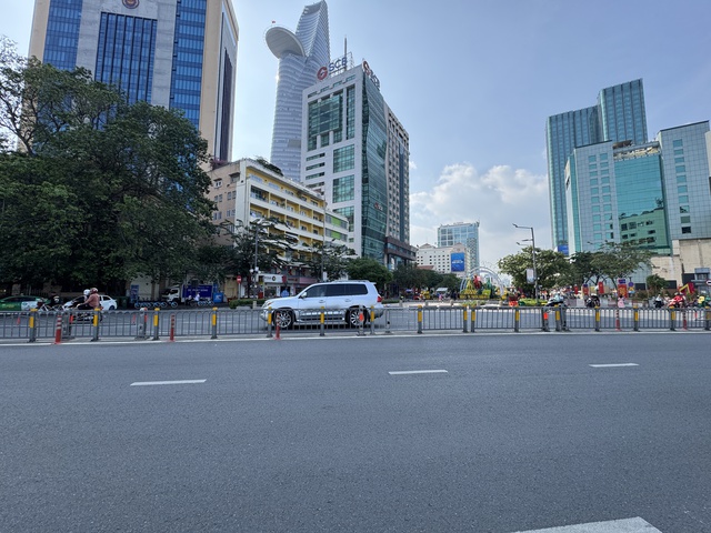 Ng&agrave;y 28 tết, đường phố TP.HCM tho&aacute;ng lạ- Ảnh 4.