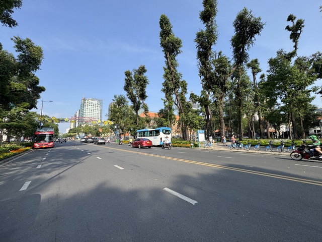 Ng&agrave;y 28 tết, đường phố TP.HCM tho&aacute;ng lạ- Ảnh 6.