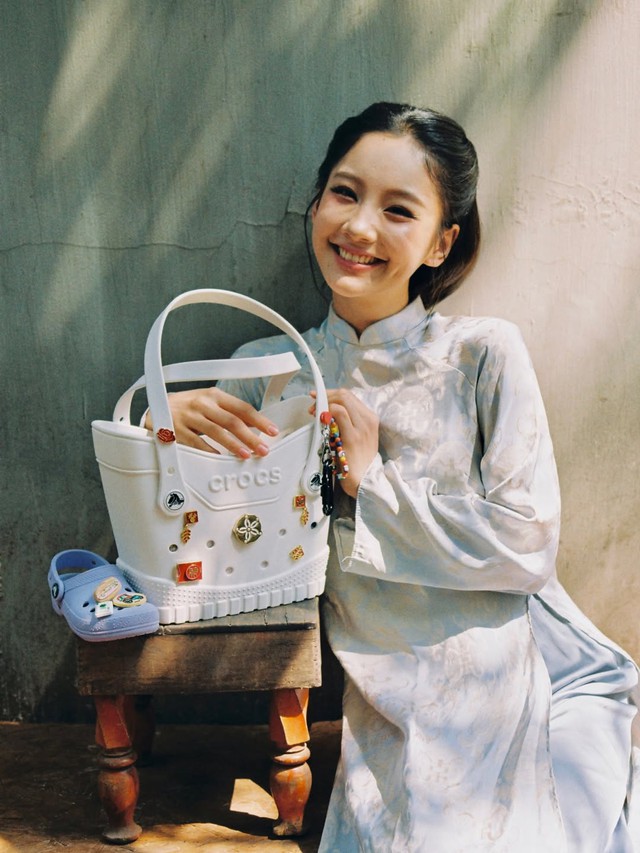 Áo dài xanh dương và khả năng tôn da ấn tượng- Ảnh 1.