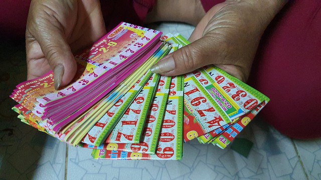 18 c&ocirc;ng nh&acirc;n kiện &ocirc;ng chủ đ&ograve;i lại tờ v&eacute; số độc đắc 2 tỉ đồng- Ảnh 1.