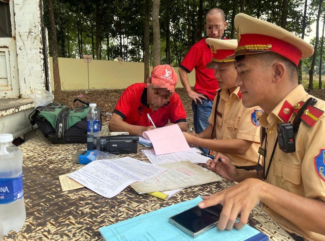 Đồng Nai: Xe khách nhồi nhét thêm 9 người, bị phạt 67,5 triệu đồng - Ảnh 4. Đồng Nai: Xe khách nhồi nhét thêm 9 người, bị phạt 67,5 triệu đồng - Ảnh 4.