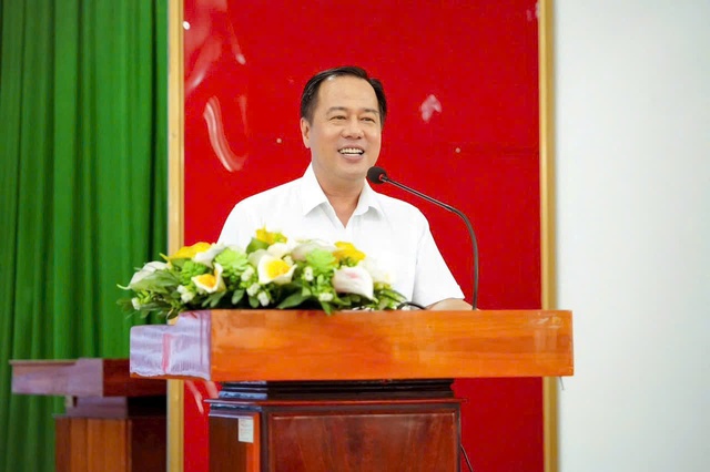 Một gi&aacute;o vi&ecirc;n giỏi c&oacute; thể thay đổi quỹ đạo cuộc đời của h&agrave;ng trăm học sinh - Ảnh 1.