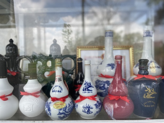 Thăm l&agrave;ng rượu B&agrave;u Đ&aacute; trước nỗi lo tắt lửa - Ảnh 5.