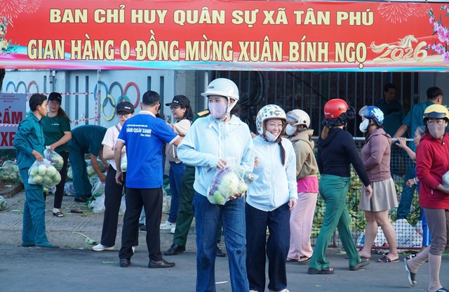Ban Chỉ huy qu&acirc;n sự x&atilde; T&acirc;n Ph&uacute; ph&aacute;t rau củ miễn ph&iacute; cho b&agrave; con kh&oacute; khăn - Ảnh 1.