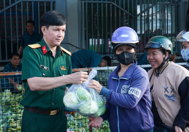 Ban Chỉ huy qu&acirc;n sự x&atilde; T&acirc;n Ph&uacute; ph&aacute;t rau củ miễn ph&iacute; cho b&agrave; con kh&oacute; khăn - Ảnh 2.