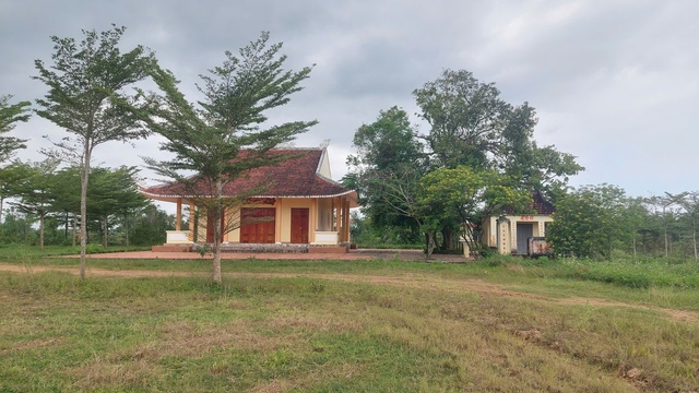 Thăm l&agrave;ng rượu B&agrave;u Đ&aacute; trước nỗi lo tắt lửa - Ảnh 2.